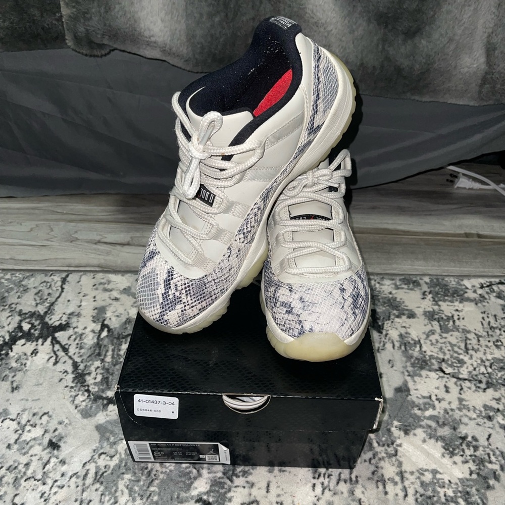 Jordan 11 Light Bone Low size 8.5